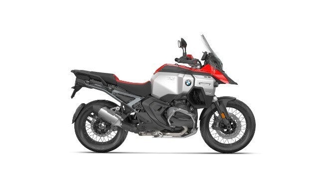 <div class='descrGalleryTitle'>R 1300 GS ADVENTURE</div><div class='descrGalleryText'><p>La <b><a href="https://www.dueruote.it/prove/anteprime/2024/10/22/bmw-r-1300-gs-adventure-la-prova-di-roberto-ungaro/">BMW R 1300 GS Adventure</a></b>, uscita nel 2024, ha un motore bialbero ShiftCam da 1300 cc con 145 CV, telaio e sospensioni rinnovate. Rispetto alla GS base ha maggiore escursione sospensioni (210/220 mm), interasse di 1534 mm, serbatoio da 30 litri e altezza sella 870-890 mm. Pesa 269 kg ma sorprende per agilità e comfort grazie al Telelever EVO che elimina i trasferimenti di carico. L'elettronica è ricca ma complessa. Il cambio ASA funziona bene nel normale utilizzo. Prezzo base 24.050 euro, facilmente oltre 30.000 euro con optional. È sostanzialmente una GS &quot;gonfia&quot; che mantiene le stesse qualità dinamiche nonostante dimensioni e peso maggiori.</p>
</div>